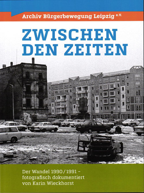 Ein Buchcover, auf dem ein DDR-Plattenbau mit davor parkenden Autos abgebildet ist.